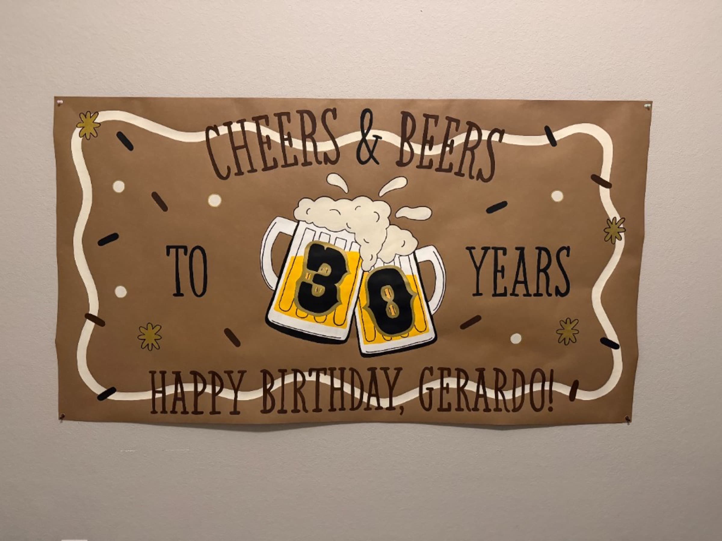 Kraft paper banner reading Cheers and Beers to 30 Years, Happy Birthday Gerardo, with two overflowing beer mugs